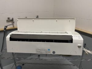 中古エアコン整備中風景