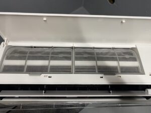 中古エアコン整備中風景
