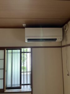 天吊り金具を使用した和室のエアコン設置例