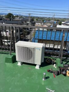 エアコンの屋上設置 3階 屋上室外機取付け