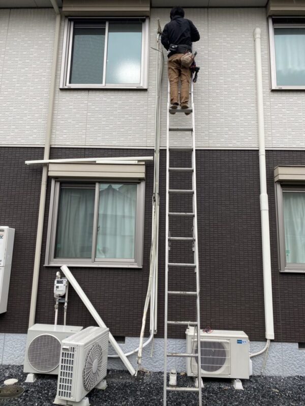エアコン2階→1階室外機設置例