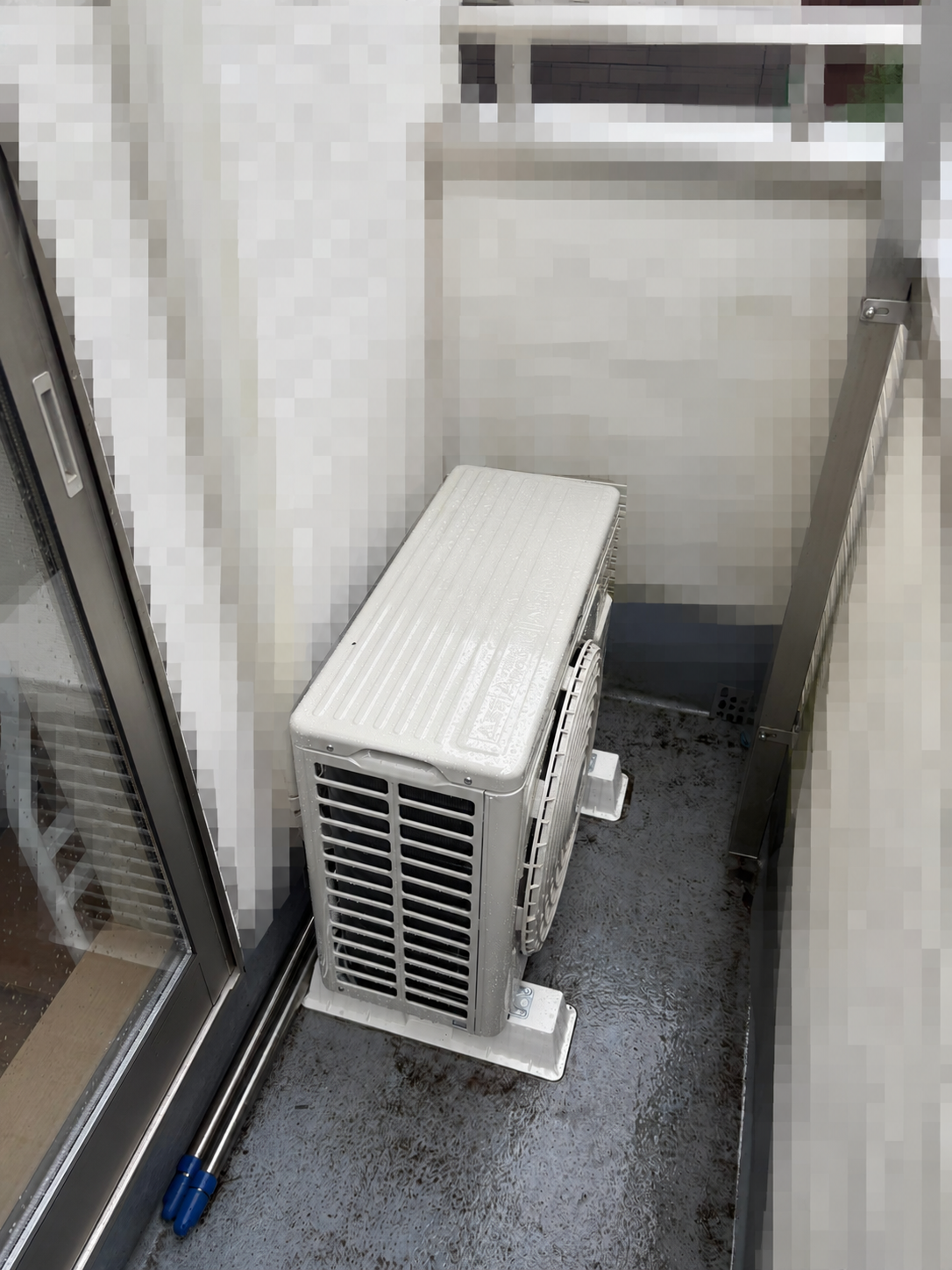東京都国分寺市のベランダへ地面置きで設置した室外機