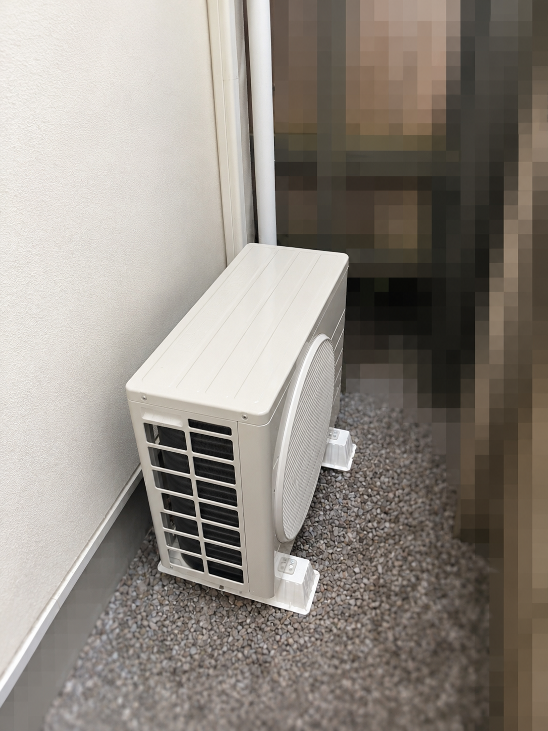 東京都立川市で地上置きに設置したダイキンエアコンの室外機