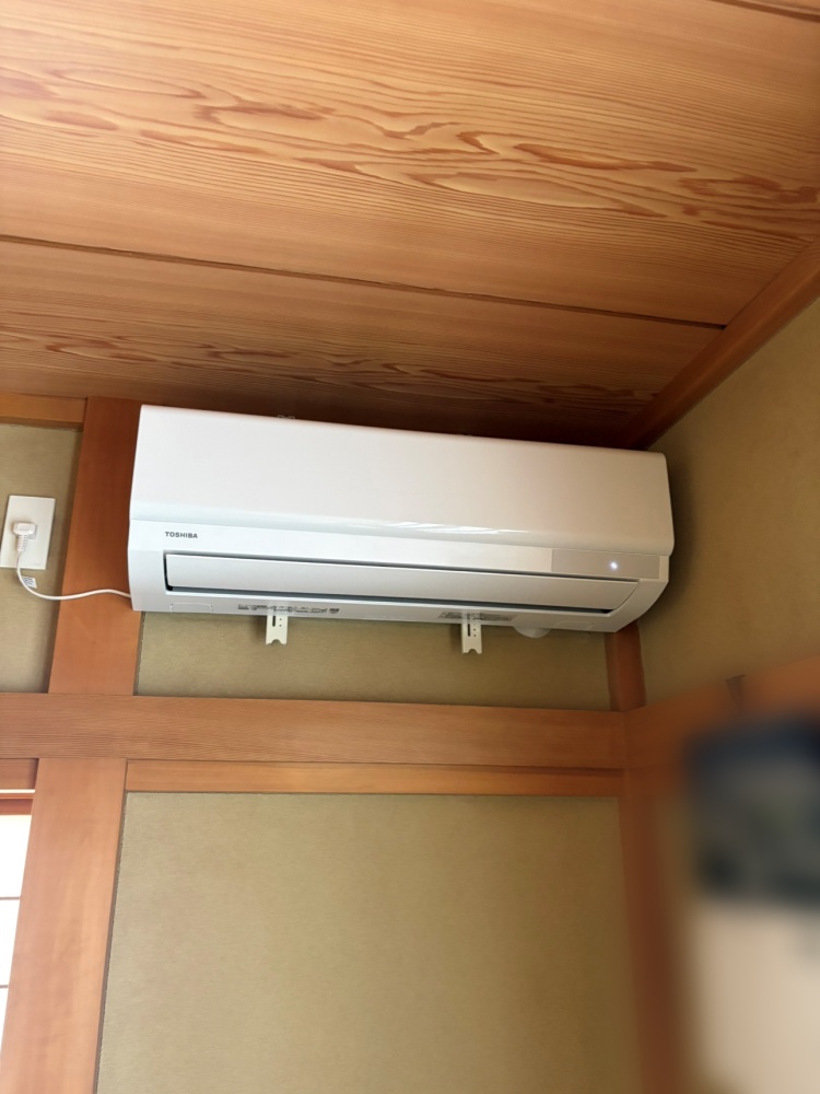 東京都あきる野市で東芝6畳用3台を新規取付｜RAS-2215T・2階高所・新規配管外カバー