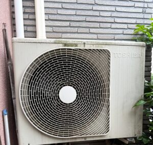 古いエアコンの室外機